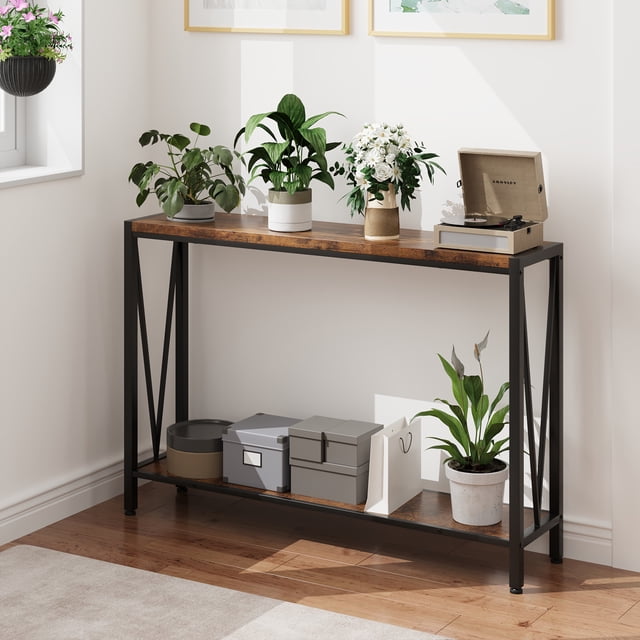 table console d'Entrée Étroite et Longue de Style Industriel avec Étagères à 2 Niveaux, Présentant un design en V et un Cadre Métallique Robuste. la table Présente une Finition Brun Rustique et Grise, Mesurant 44,88 Pouces de Profondeur, 12,8 Pouces de Largeur et 4,41 Pouces de Hauteur. l'Étagère Supérieure Est Ornée de Plantes en Pot et d'Un Tourne-Disque, l'Étagère Inférieure Contient des Boîtes de Rangement et des Articles de Déco. Convient aux Couloirs, Salons, foyers Ou Bureaux.