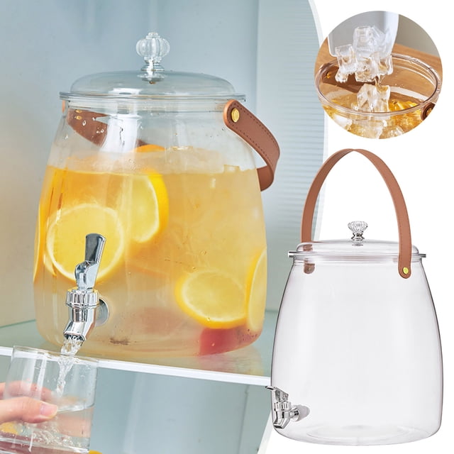Distributeur d'Eau Froide pour Réfrigérateur d'Une Capacité de 5 L, Doté d'Un Corps en Verre transparent, d'Un Robinet pour un Versement Facile et d'Un Couvercle avec Bouton Décoratif. le Distributeur Comprend une Poignée en Cuir pour la Portabilité et Est Montré Rempli de Thé Glacé, de Tranches de Citron et de Glaçons. Convient pour Ranger des Boissons comme la Limonade, le Thé Glacé Ou de l'Eau au Réfrigérateur. Idéal pour les Fêtes, les Rassemblements Ou l'Usage Quotidien.