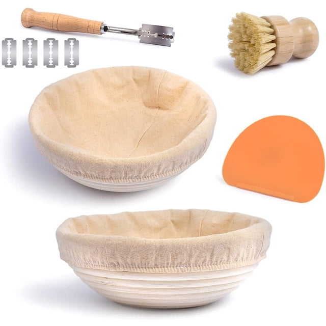 Ensemble de Paniers d'Apprêt pour Pain (Ronds) avec Deux bannetons en Rotin Naturel de 9 Pouces, Doublure en Lin, un Grattoir à Pâte en Plastique, une Brosse de Nettoyage, un Couteau à Récurer avec Manche en Bois et Cinq Lames Supplémentaires. Parfait pour la Cuisson du Levain et du Pain Artisanal, Ce kit Sans Produits Chimiques Ni Colorants Comprend des Outils de Pâtisserie, des instructions et des Recettes pour les Débutants et les Boulangers Expérimentés.