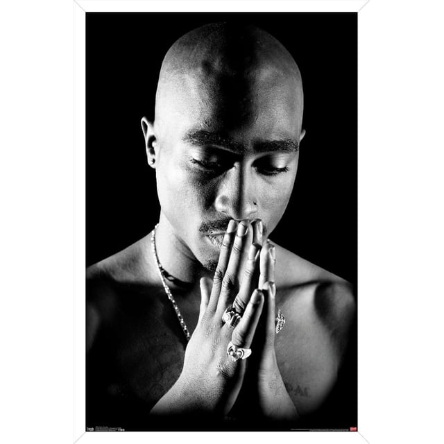 Tupac - Affiche Murale de Prière, 14,725 Po x 22,375 Po Présentant un Gros Plan Noir et Blanc d'Une Figurine Sans Chemise avec les Mains Pressées l'Une contre l'Autre en Prière, Ornée de Multiples Anneaux et d'Un Collier Chaîne, sur Fond Noir Uni, Convient à la Décoration Murale de Chambre Ou de Bureau.