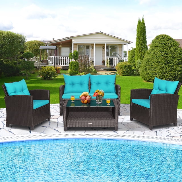 Costway Ensemble de Mobilier de Patio en Rotin 4 Pcs avec Coussins en Rotin PE Brun Mélangé et turquoise, Incluant un Causeuse, Deux sofas Simples et une table Basse avec Dessus en Verre Trempé et Tablette Inférieure. Idéal pour une Utilisation Extérieure sur patios, Jardins Ou Zones au Bord de la Piscine. Fabriqué avec des Matériaux Résistants aux Intempéries et des Accoudoirs Ergonomiques pour le Confort. Exposé dans un Décor de Cour Près d'Une Piscine.
