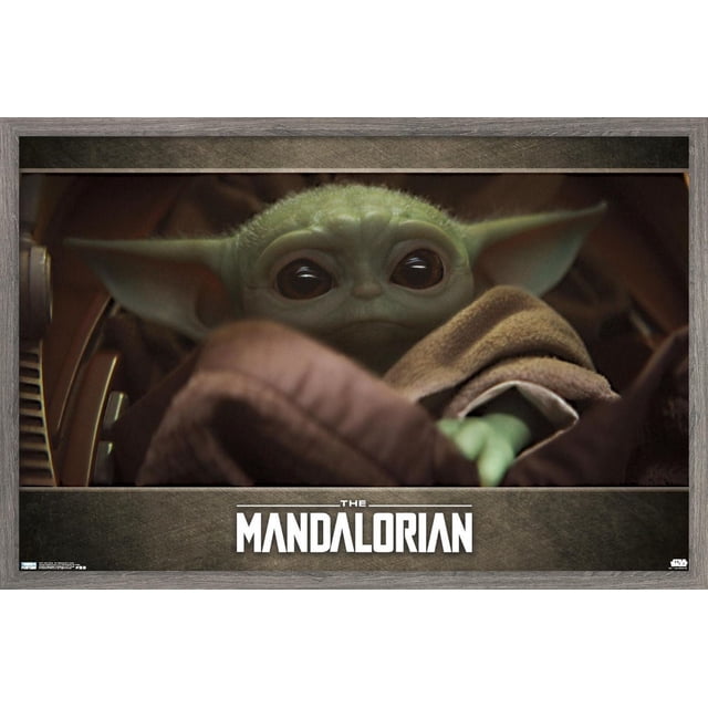 Star Wars : The Mandalorian - Affiche Murale Yeux, 22,375 Po x 34 Po Présentant un Gros Plan de Grogu (Baby Yoda) aux Grands Yeux Sombres et à la Peau Verte Enveloppée dans une robe Brune, sur Fond Sombre. Cette Impression d'Art Mural Convient pour Décorer des Chambres, des Bureaux Ou des Dortoirs.