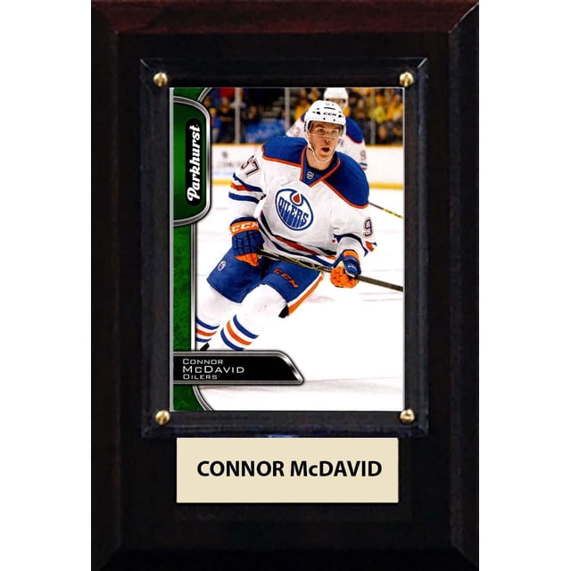 Plaque C&I Collectables : LNH - Oilers d'Edmonton - Connor McDavid Mettant en Vedette une Carte de hockey Encadrée de Connor McDavid en jersey Oilers d'Edmonton Blanc, Bleu et orange avec une Bordure Parkhurst Verte, Montée sur une Plaque Noire avec une Plaque Gravée Lisant Connor McDavid, la Plaque Mesure Environ 1,25 Pouce de Large par 7,25 Pouce de Haut par 5 Pouces de Profond, la Taille de la Carte Environ 3,5 Pouce par 2,5 Pouce, Convient aux collections de Souvenirs pour les Fans de LNH.