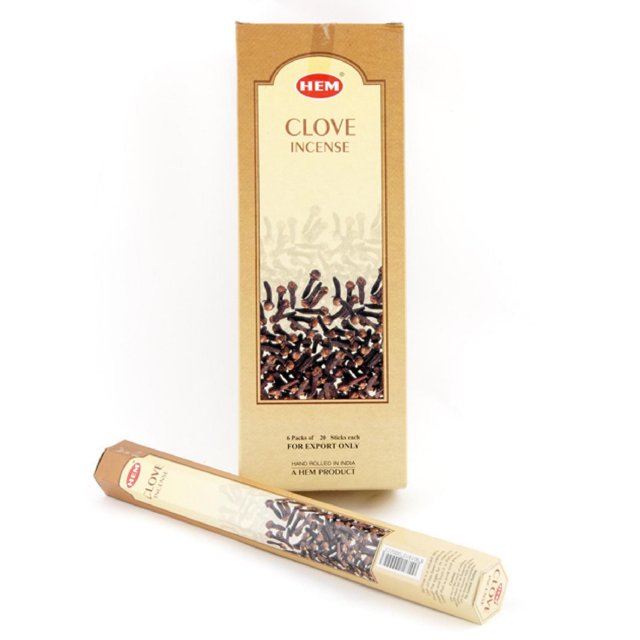 Encens pour l'Ourlet (20 Bâtonnets) - Clou de Girofle - Ensemble de 6 avec Boîte Rectangulaire beige et Emballage hexagonal Présentant des images de Clou de Girofle et le logo de l'Ourlet, Conçu pour le Parfum d'Ambiance et l'Aromathérapie afin de Réduire les Odeurs et de Favoriser la Détente.
