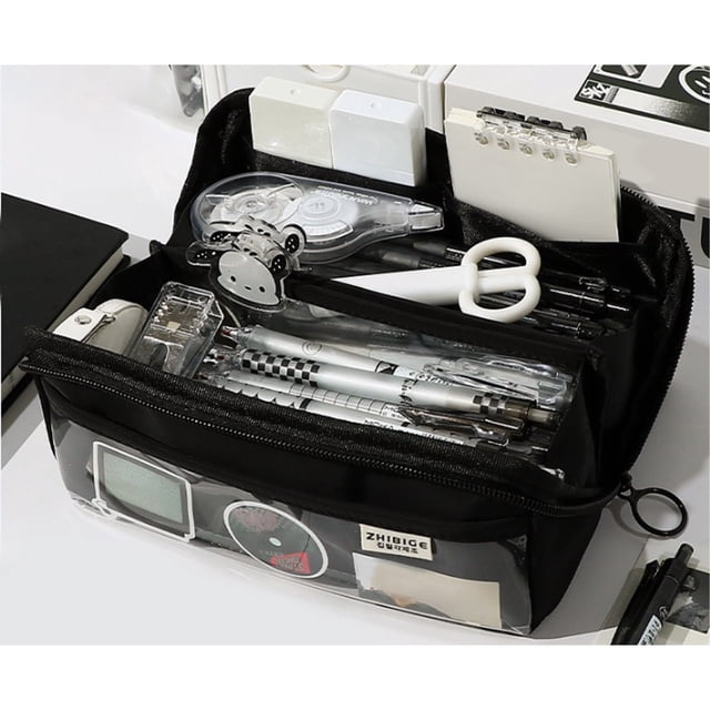 zanvin Trousse pour l'École, Trousse à Crayons de Grande Capacité et durable Conçue pour Filles Ou Garçons pour Ranger la Papeterie. l'Étui Rectangulaire Noir Présente Plusieurs Compartiments, Incluant un Compartiment Principal Spacieux pour des Articles Plus Grands comme des Calculatrices et des Porte-Stylos, et une Poche avant Carrée pour photos Ou Cartes. l'Étui Est Montré Rempli de Diverses Fournitures Scolaires comme des Stylos, des Ciseaux et du Ruban Correcteur, Mettant en Valeur Sa Conception Organisationnelle. Fabriqué en Tissu durable avec une Fermeture Éclair Lisse, Il Est Facile à Nettoyer et Convient à l'École Ou au Bureau