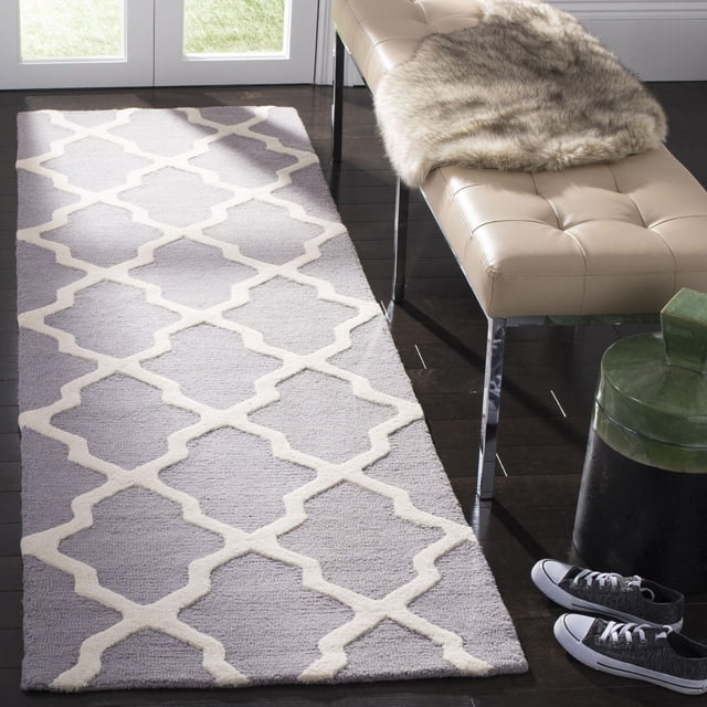 Safavieh Cambridge Liam Tapis Géométrique pour Aire, un Coureur en Laine Tufté à la Main avec une base Grise et un Motif de Treillis Géométrique Blanc, Placé sur un Plancher de Bois Franc Foncé à Côté d'Un Banc Tufté beige avec un Jeté en Fourrure et des Espadrilles Décontractées, Convient pour Rehausser la Déco de la Maison Ou du Bureau avec une texture durable et un style Classique.