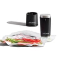 thumbnail image 1 of Scelleuse sous vide portative pour aliments sans fil FoodSaver V1100 et deux sacs à glissière de 946 ml (1 pinte), 1 of 6