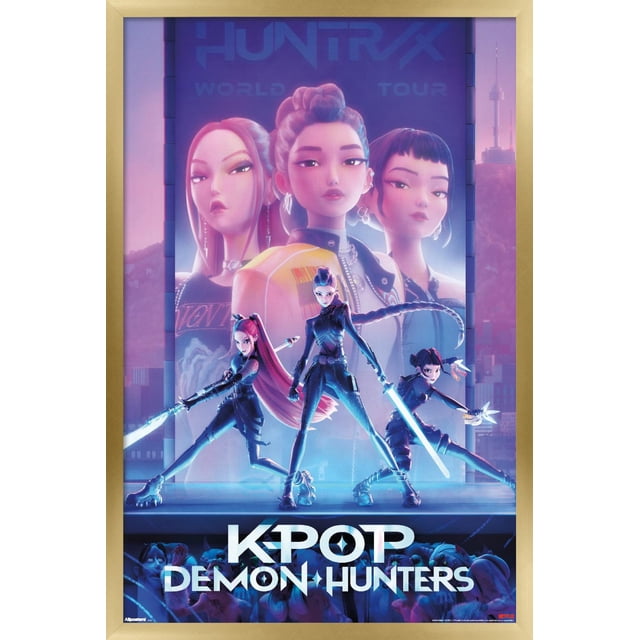 Netflix KPop Demon Hunters (2025) - Affiche Murale d'Une Feuille Représentant Trois Chasseuses de Démons Animées en Tenues Futuristes Tenant des Épées Lumineuses et des Armes, Debout devant un Grand Panneau d'Affichage Numérique avec Texte « Huntrx WORLD TOUR » et une skyline de Ville au Crépuscule, Encadrée de Bois Clair pour Déco Murale.