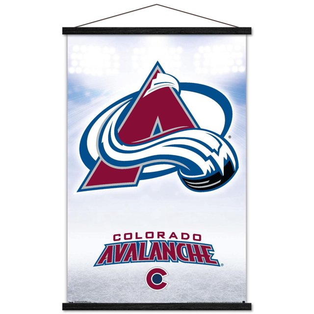 LNH Colorado Avalanche - Affiche Murale Logo 17, 22,375 Po x 34 Po Encadrée Mettant en Vedette le Logo Colorado Avalanche Bordeaux et Bleu avec un « a » Stylisé et un Motif de Neige Tourbillonnante sur un Fond de Patinoire Légère, Encadrée en Bois Noir avec une Corde Suspendue, art Mural Idéal pour la Déco de la Maison et les Amateurs de Sport, Convient Aussi à la Décoration de Fêtes.