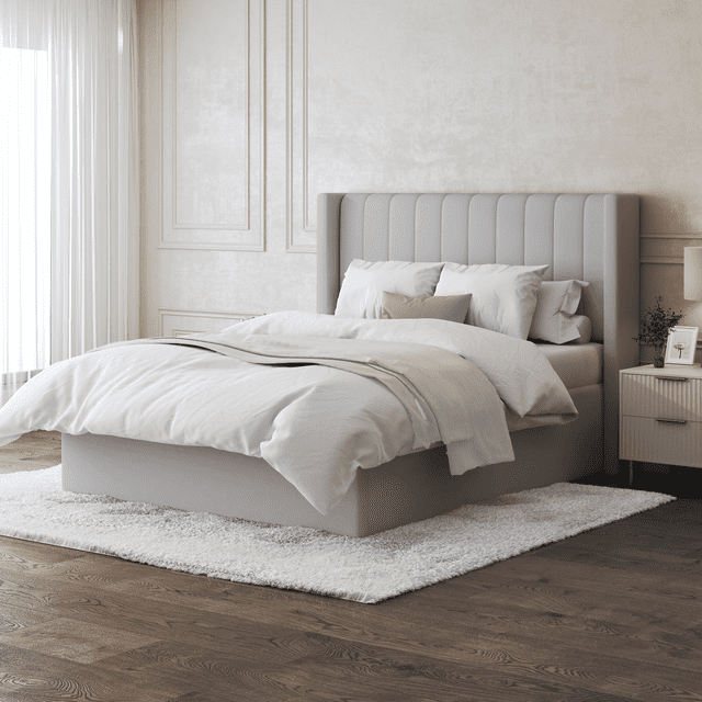 Cadre de Lit Très Grand Moderne en Velours avec Rangement Hydraulique, avec Tête de Lit Rembourrée à Ailes, Fini Velours Neutre. Exposé dans une Chambre Lumineuse et Élégante avec Plancher de Bois et Tapis Blanc. Comprend un Rangement à Vérins Hydraulique sous les Lattes, Soutenu par un Cadre en Métal durable et un Système de Lattes en Bois, Parfait pour Organiser la Literie Ou les Valises.