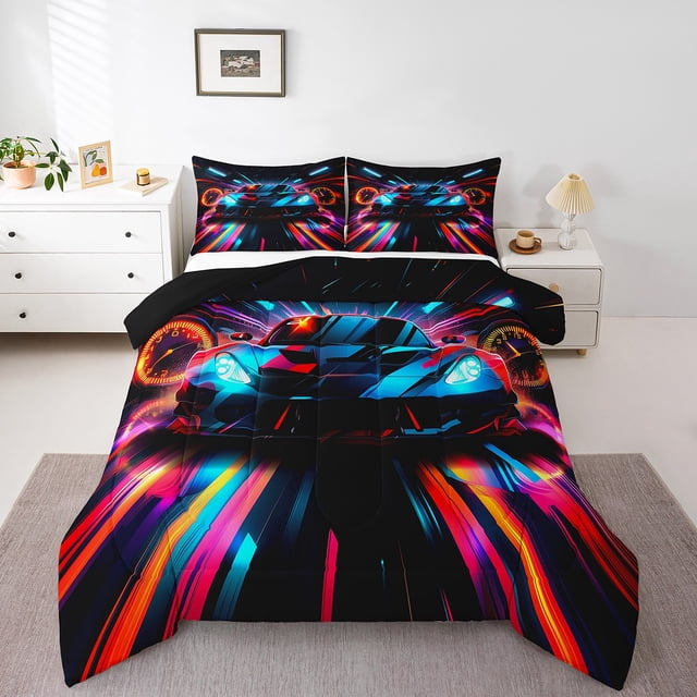 Ensembles de Literie Voiture de Course Ensemble de Douillette Simple avec un Motif de Voiture de Course Audacieux au Néon Rouge sur Fond Noir. Cet Ensemble de Literie Format Simple Comprend une Douillette et des Taies d'Oreiller Assorties, Parfait pour la Déco de Chambre d'Enfants Ou d'Ados. les Couleurs Vibrantes et les Détails Complexes Créent une Esthétique Dynamique et Moderne. Exposé dans une Chambre Éclatante avec des Meubles Blancs et une Déco Minimaliste.