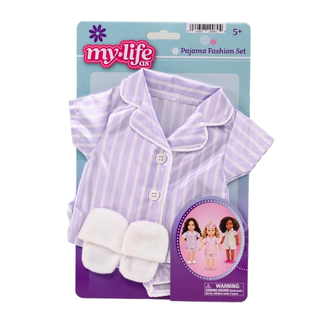 My Life As Ensemble de Pyjama Mode pour Poupée de 18 Pouces Comprenant un Haut de Pyjama à Manches Courtes Boutonné à Rayures Violettes et Blanches avec Garniture Blanche et des Pantoufles Blanches Assorties, Affiché sur l'Emballage de Marque avec des images de Poupée et un Avertissement de Danger d'Étouffement.