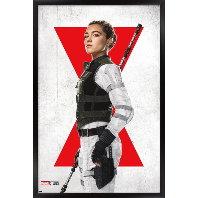 Marvel Black Widow - Affiche Murale Yelena en une Feuille avec Cadre Magnétique, 22,375 Pouces x 34 Pouces, Montrant Yelena en Tenue Tactique Blanche avec Bretelles Grises et un Gilet Noir, Tenant des Couteaux de combat Noirs, avec un Symbole Sablier Rouge sur un Fond Blanc Texturé, Convient pour l'Art Mural dans les Chambres, les Bureaux Ou les Espaces de Fans.