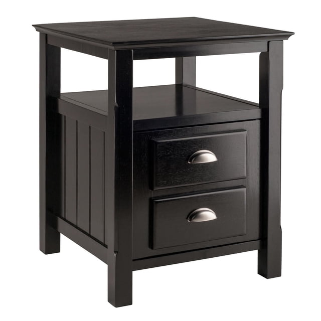 20920 Timber Table de Nuit en Fini Noir avec Dessus Carré, Deux Tiroirs avec Poignées de Tasse en Aluminium Brossé et une Tablette Ouverte, Supportée par des Panneaux Latéraux Inspirés de la Tête de Lit et des Pieds Carrés Sculptés, Idéale pour le Rangement de Chambre et les Meubles d'Accent.
