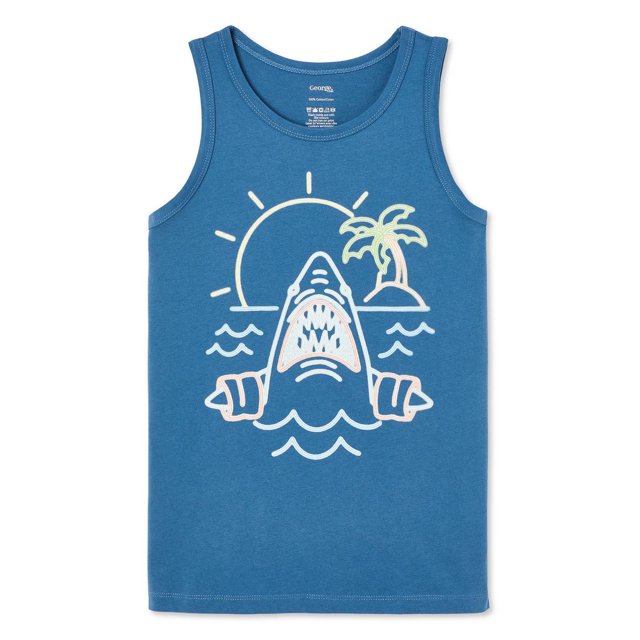 George Débardeur Graphique pour Garçons en Tricot jersey 100 % Coton Bleu avec Encolure Ras du Cou et design Sans Manches. le Graphique à l'Avant Montre un Requin à Bouche Ouverte Émergeant des Vagues, un Soleil et un Palmier sur une Île. l'Ourlet Droit le Rend Adapté aux Temps Chauds et aux Tenues Décontractées.