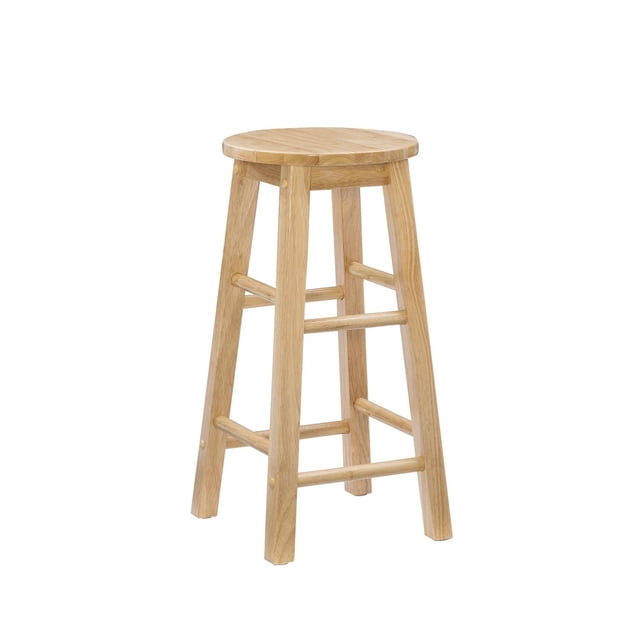 Tabouret de Comptoir à Siège Rond Richmond avec Pattes en Bois Massif, Fini Naturel, Doté d'Un Siège Rond de 24 Pouces et de Quatre Pattes Effilées Reliées par des Rampes pour la Stabilité et le Confort, Présenté sous une Vue 3/4 avant sur Fond Blanc, Idéal comme Siège de Comptoir de Cuisine Ou de Salle à Manger et Souvent Utilisé comme Siège Supplémentaire dans les bars à la Maison.