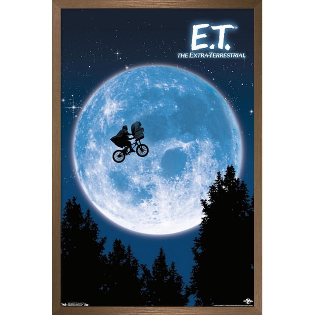 E.T. l'Affiche Murale Extra-Terrestre, 22,375 Pouces x 34 Pouces, Représente une Impression Brillante d'Une Grande Lune Bleue avec une silhouette d'Une Personne Chevauchant une Bicyclette Portant E.T. dans un Panier Volant à Travers, contre un Ciel Nocturne Étoilé avec des silhouettes d'Arbre Sombres en Dessous, Convient à la Déco de la Maison et aux Chambres d'Enfants.
