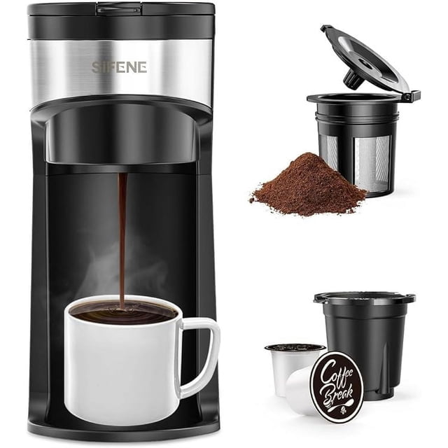 SIFENE Cafetière 2-en-1 à Portion Individuelle avec design compact Noir et Argent, Montrée Infusant du Café dans une Tasse Blanche. Comprend des Accessoires pour Capsules K et Marc de Café Frais, Tels Qu'un Filtre Réutilisable en Acier Inoxydable et un Porte-Cuillère K. Comprend une Fenêtre d'Eau Transparente pour des Tailles d'Infusion Personnalisables de 6 à 12 oz. Idéale pour les Petits Espaces comme les Appartements, les Bureaux et les VR.