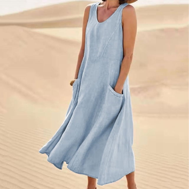 Meichang Robes de Printemps pour Femmes 2024, une Robe maxi Sans Manches en Coton et Lin Uni Bleu Pâle. Présente un design Décontracté à Col Ras du Cou, une Grande Jupe Évasée et des Poches Latérales. Parfaite pour les Sorties d'Été à la Plage, les Tenues Décontractées Ou pour Atteindre un style Bohème. Montrée dans un Fond Façon Désert.