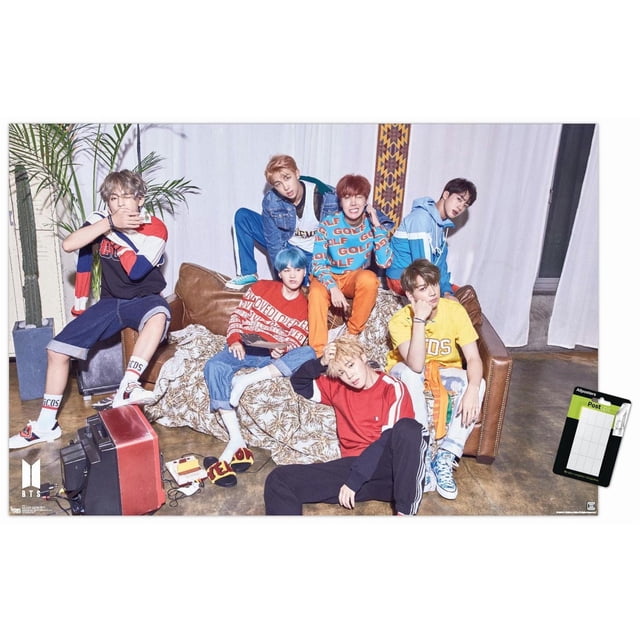 BTS - Aimez-Vous? « Elle » Affiche Murale, 22,375 Po x 34 Po Encadrée, Montrant Sept Membres en Tenue Décontractée Colorée de Style Mode Urbaine Assis et Se Détendant sur un Canapé en Cuir Brun avec un Jeté à Motifs dans un Décor Intérieur Moderne. la Scène Comprend un cactus en Pot, une Télévision Rouge vintage, des Livres sur un Plancher de Béton, des Rideaux Blancs et un Panneau textile Décoratif. Convient comme art Mural pour Chambres, Dortoirs Ou Salons.