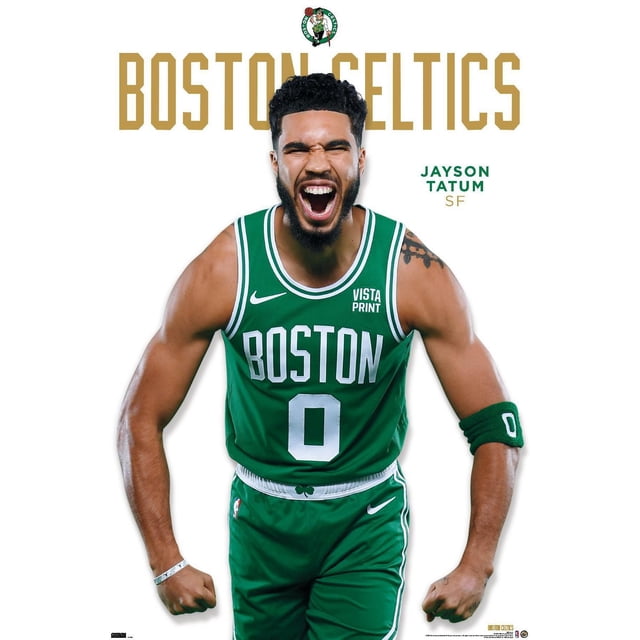 NBA Celtics de Boston - Jayson Tatum Feature Series 23 Affiche Murale, 22,375 Pouces x 34 Pouces Montrant une Vue avant Centrée d'Un Joueur de basketball en jersey Celtics de Boston Vert avec Numéro 0, Bordure Blanche et Texte « Boston », Portant des shorts Verts Assortis avec une Ceinture Trèfle et un Bracelet Vert avec Numéro 0, sur un Fond Blanc avec Texte « Boston Celtics' » Doré et le logo Celtics au-Dessus. Cette Affiche Lustrée Haute Résolution Convient à la Déco de Chambre de fan de sports et Facile à Accrocher avec Supports Adhésifs Inclus.