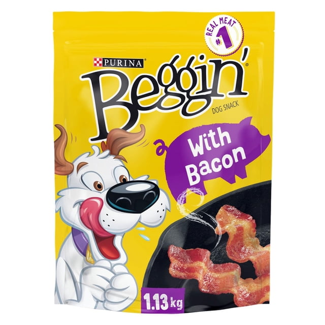 Beggin' Bandes de Bacon, Gâteries Souples pour Chiens dans un Sac Jaune Refermable Mettant en Vedette un Chien Blanc de Dessin Animé Se Léchant les Lèvres, Texte Violet « avec du Bacon », et une Assiette Noire Mettant en Vedette Trois Bandes Aromatisées au Bacon Doux, Pesant 1,13 kg, Convient comme Gâterie d'Entraînement pour Chien.