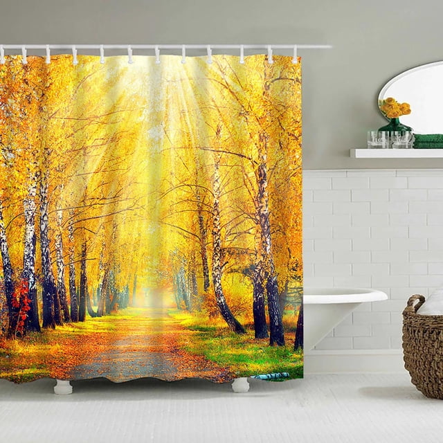 EGNMCR Rideaux, un Rideau de Douche Imprimé en Tissu polyester Anti-Moisissure, Mesurant 150x180 cm. le Rideau Présente un Motif de Forêt Automnale Vibrante avec des Arbres Jaune Doré et la Lumière du Soleil Qui Traverse. Il Comprend 12 Trous pour une Suspension et un Retrait Faciles, Convient aux Salles de Bain comme Cloison Résistante à l'Eau. Exposé dans un Décor de Salle de Bain Moderne avec des Carreaux Blancs et un Panier en Osier.