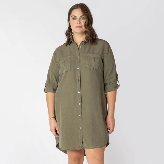 Devoted Robe midi Décontractée à Col pour Femme Grande Taille en Vert olive avec devant Boutonné, Manches Longues Retroussables avec Attaches Ajustables, Deux Poches Poitrine et une silhouette Coupe Ample, Montrée Orientée vers l'Avant sur un Fond Blanc Uni, Idéale pour une Tenue Décontractée Polyvalente.