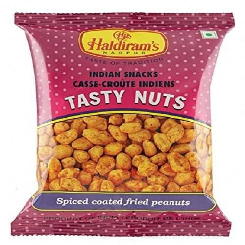 Haldiram Arachides Savoureuses dans un Sac à Pois Roses avec des Arachides Frites Enrobées Épicées, Étiquetées comme Collations Indiennes avec Texte Bilingue Anglais et Français, Montrant le logo de la Marque et l'Origine du Produit Inde, Convenant aux Collations de Fête Ou comme Garnitures de Noix.