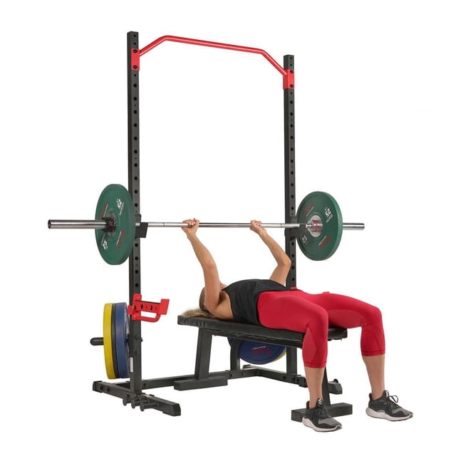 Sunny Health & Fitness Power Zone Support de Squat SF-XF9931 avec Banc de Performance pour Femme à Presser sur un Cadre en Acier Noir Enduit de Poudre, Support de Squat avec Crochets en J Rouges Ajustables, Barre de Traction Inclinée, Rangement pour Disque de Poids et Poteaux de Bande de Résistance, Convient à l'Entraînement Polyvalent à Domicile.
