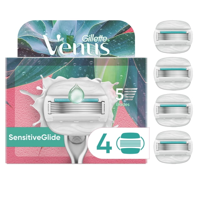 Venus SensitiveGlide pour Femmes Razor pour Peau Sensible avec 4 Cartouches de Recharge Montrées à Côté de l'Emballage Présentant un Gros Plan de la Tête Razor à 5 Lames avec des Barres d'Hydratation Parfumées aloe bloom et une Bande Lubrifiante, sur Fond Texturé de Feuilles Vertes et de Roses.