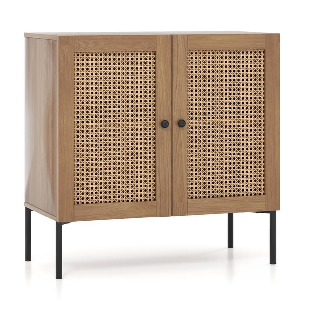 Giantex Buffet Bahut en Fini Chêne avec Portes Décorées de Rotin et Pattes en Métal Noir. Comprend un Dessus Spacieux, Deux Portes avec Boutons Ronds et une Tablette Réglable à 3 Niveaux pour un Rangement Polyvalent. Idéal pour le Rangement de la Cuisine, les Salles à Manger, les Entrées Ou comme table console dans les Salons Ou les Chambres.