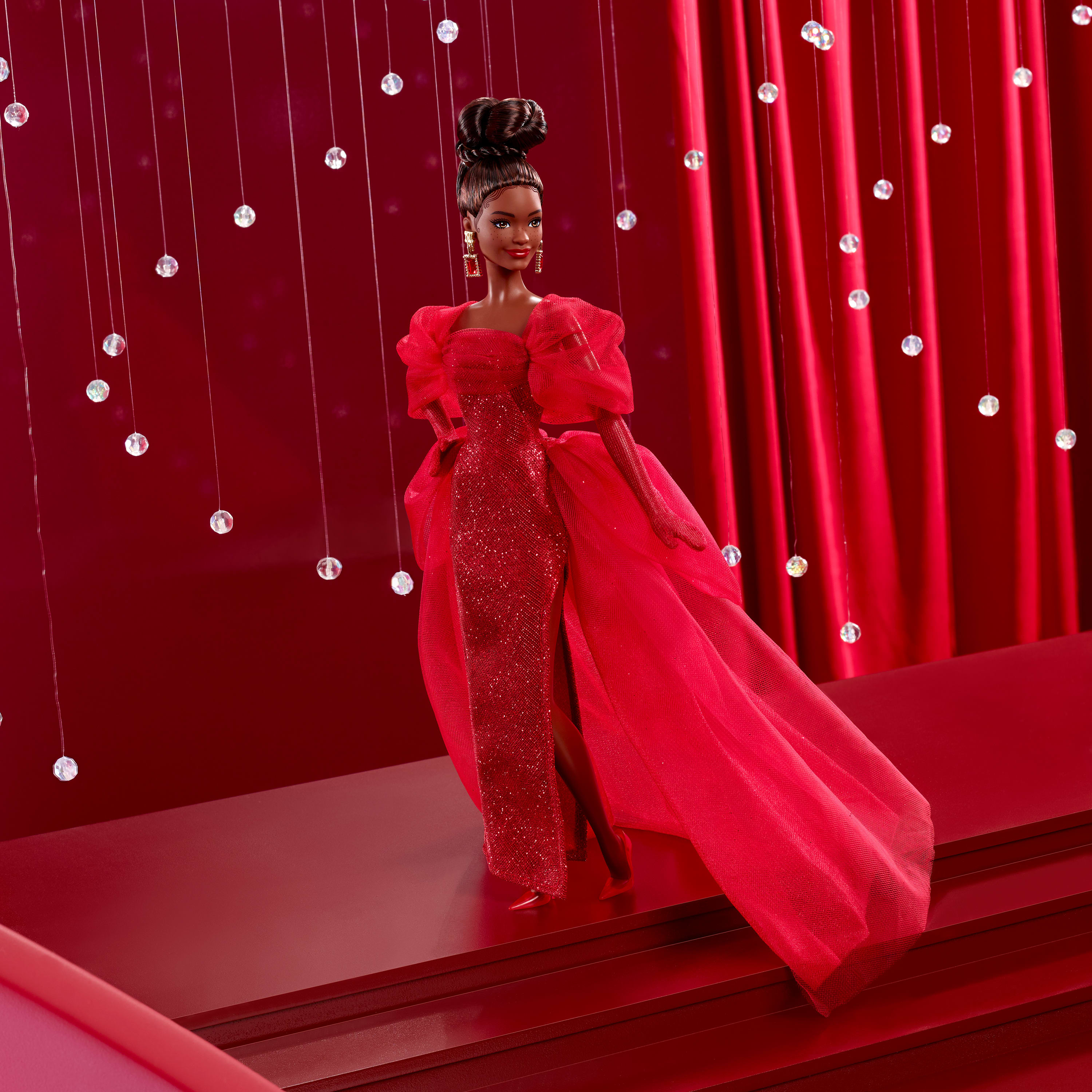 Poupée de collection BarbieSignature pour le 80eanniversaire de Mattel, robe rouge en tulle scintillant, cheveux bruns