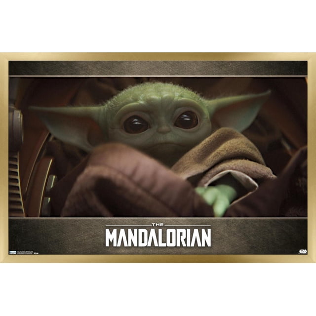 Star Wars : The Mandalorian - Affiche Murale Yeux, 22,375 Pouces x 34 Pouces Montrant un Gros Plan Centré de Grogu (Baby Yoda) avec de Grands Yeux Sombres Enveloppés dans une robe Brune à l'Intérieur d'Un cockpit de Vaisseau Spatial, Imprimée sur Papier d'Affiche Lustré avec le logo Mandalorian sur une Bordure Sombre Texturée. Cet art Mural Léger Convient pour Décorer des Chambres, des Bureaux Ou des Dortoirs.