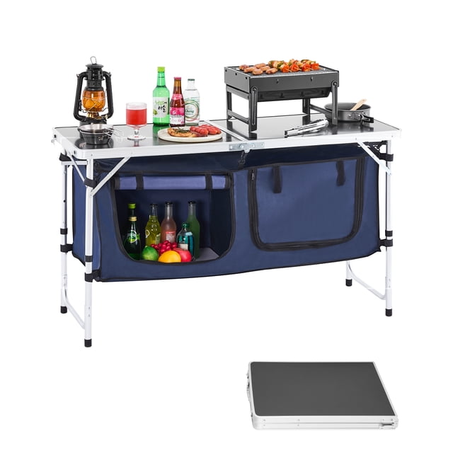 VEVOR Camping Table de Cuisine Pliable Portable avec 3 options de Hauteur Réglables, Doté d'Un Cadre durable en Alliage d'Aluminium et d'Un Comptoir en Aluminium-Plastique. la Table Comprend une surface Supérieure Spacieuse pour les Essentiels de Cuisson, des Compartiments de Rangement Zippés pour l'Organisation et un design à Cadre en X pour la Stabilité. Présentée en Configuration avec un Gril, une Lanterne et des Boissons, Idéale pour le Camping, les Sorties en VR et les Pique-Niques en Plein Air. une Vue Pliée de la Table Est Également Affichée.