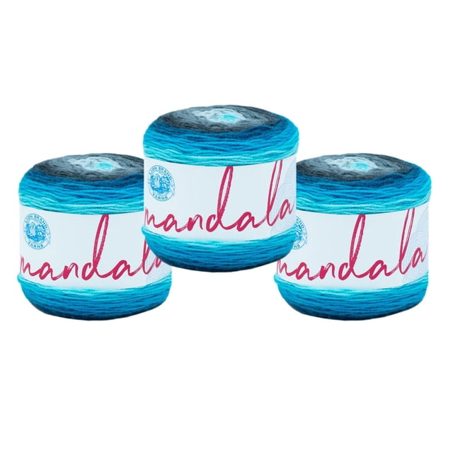 Lion Brand Mandala Fil - Baie d'Hudson Lot de 3 Comprenant Trois Pelotes de Fil Acrylique Léger à Rayures Autocollantes en Bleu, Sarcelle et Gris, Chacune avec une Étiquette Blanche Affichant un Texte « Mandala » Rouge et le logo Lion Brand, Idéal pour Crocheter des Foulards, des Châles Ou des Tuques.