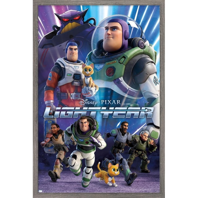 Disney Pixar Lightyear - Affiche Murale de Groupe avec Cadre Magnétique, 22,375 Pouces x 34 Pouces Représentant Buzz Lightyear dans Sa Combinaison Spatiale Blanche et Verte Courant aux Côté d'Un Petit Chat orange, avec d'Autres Personnages à Thème Spatial en poses d'Action et une Grande Figurine robot dans le Fond Cosmique, le Tout Encadré dans un Cadre Magnétique en Bois Idéal pour Décorer des Chambres, des Bureaux Ou des Espaces à Thème.