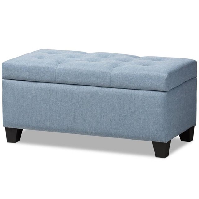 Bowery Hill Ottoman Banc de Rangement Rembourré en Tissu Bleu Pâle avec Couvercle Capitonné en Mousse et Boutons. Comprend un Compartiment de Rangement Dissimulé avec une Charnière à Ressort et des Pieds en Bois Finition Noire. Dimensions : 35,83 Pouces de Large, 17,72 Pouces de Profondeur et 16,93 Pouces de Hauteur. Idéal pour les Salons Modernes, les Chambres Ou les Entrées, et Convient pour Ranger des Couvertures, des Jouets Ou des Chaussures.