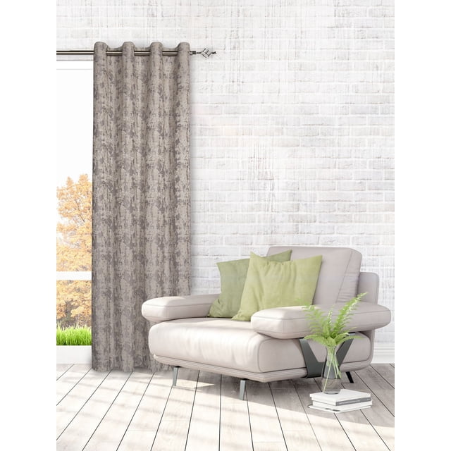 Gouchee Design Valencia Panneau Doublé Gris avec Motif Texturé Argenté sur Fond beige, Entièrement Doublé de Microfibre, Suspendu à 8 Oeillets Métalliques Argentés sur une Tige de 1,5 Po, Exposé dans une Pièce Lumineuse avec Mur de Briques Blanc, à Côté d'Un Fauteuil en Cuir beige avec Coussins Verts et un vase en Verre avec Fougères sur des Livres sur un Plancher de Bois Clair, Convient à l'Assombrissement de la Pièce et à la protection du Tissu.