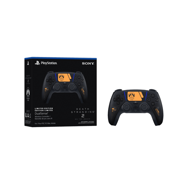Manette Sans Fil DualSense® – DEATH StrandingTM 2: ON THE BEACH Édition Limitée Montrée Orientée vers l'Avant avec Fini Noir Mat et Insigne de Pont-Levis orange vibrant sur Pavé Tactile et Poignées. Comprend des Gâchettes Adaptatives, un Retour Haptique, un microphone Intégré, une Recharge USB Type-C, et la Compatibilité avec PS5, PC, Mac et Appareils Mobiles pour un Contrôle de Jeu Amélioré.