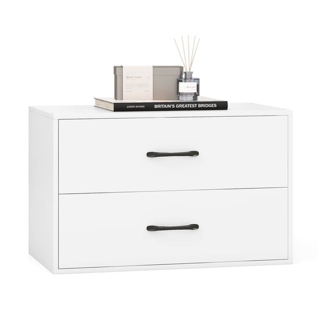 Costway Organisateur de Rangement Empilable à 2 Tiroirs avec Trousses Anti-Basculement, Commode à Tiroirs Empilable en Blanc. Comprend Deux Tiroirs Spacieux avec Poignées en Métal Noir et surface Supérieure Lisse pour Exposer des Livres, un Diffuseur à Anches et une Boîte de Rangement. Fabriqué en Bois d'Ingénierie et en MDF, Offre une solution de Rangement durable et Polyvalente pour Salons, Bureaux Ou Études. Comprend des Trousses Anti-Basculement pour la Stabilité et des Coussinets de Protection pour Prévenir les Égratignures du Plancher. Dimensions : 24 Pouces de long, 13
