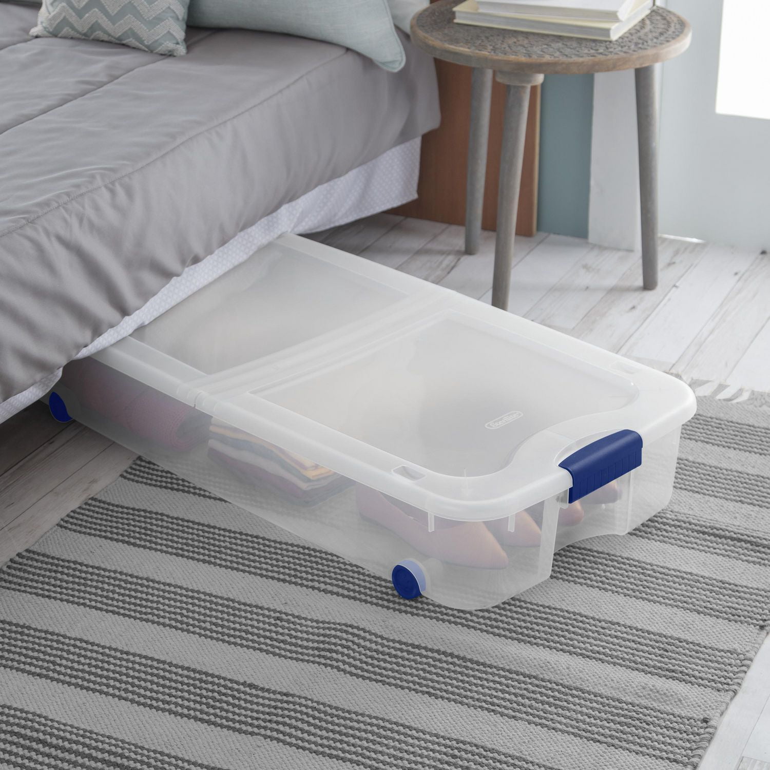 Sterilite Boîte à loquets de 62 L avec roues, boîte de rangement en plastique transparent avec couvercle et loquet bleu