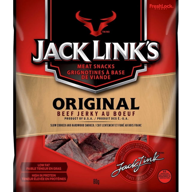 JACK LINK'S ORIGINAL Sac à Collation de Bœuf JERKY 80 g Stable à Température Ambiante avec Motif Rouge et beige, Mettant en Vedette le logo JACK LINK'S et des Morceaux de Bœuf JERKY Fumé Lents à la Cuisson, visible à Travers une Fenêtre Transparente, Remarqué pour Son Riche en Protéines et Faible en Gras, Convient pour les Collations sur le Pouce.