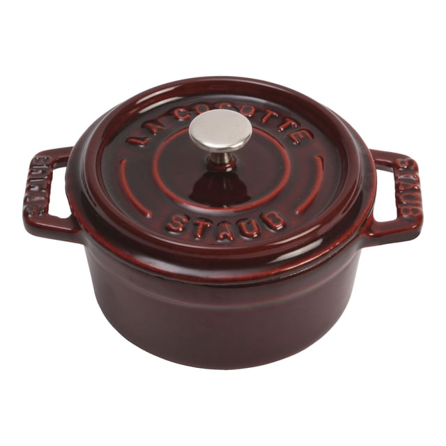 STAUB La Cocotte Cocotte Ronde Mini en Fonte 250 ml en Rouge Grenadine, Idéale pour des Portions Individuelles Ou des desserts en Portion Unique. Présente un Couvercle Lourd Auto-Arroseur avec un Bouton en Acier nickel, un Fond en Émail Lisse et un Intérieur Noir Mat pour un Brunissage Exceptionnel. Convient à Toutes les Cuisinières, Y Compris l'Induction, et Va au Four jusqu'à 900 °F Sans le Couvercle. Parfait pour une Utilisation comme Cocotte Hollandaise Ou Braisière. Fabriqué en France.