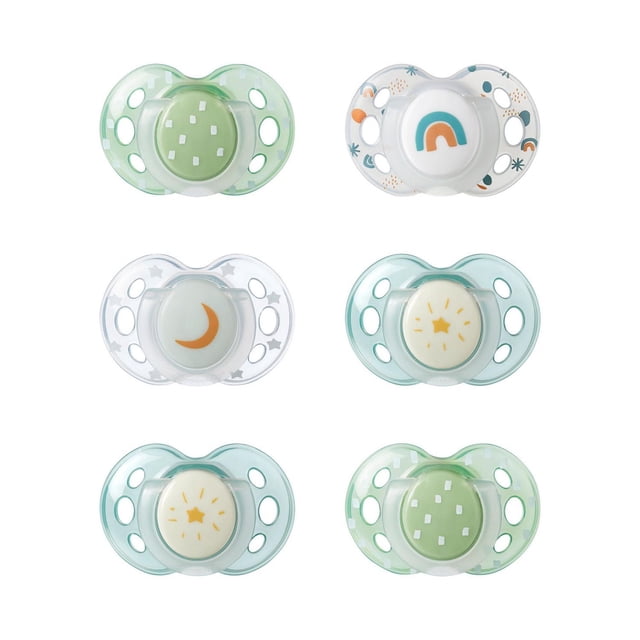 Tommee Tippee Sucettes Phosphorescentes, Conception Symétrique, Silicone Sans BPA, 18-36 m, Lot de 6, Montrant six Sucettes avec Poignées Phosphorescentes en Vert, Blanc et Bleu Pâle, Décorées de Motifs Incluant des Carrés Blancs, Arc-en-Ciel, Lune en Croissant et Étoiles, Chacune avec Boucliers Courbés Ventilés pour la Circulation d'Air et la protection de la Peau.