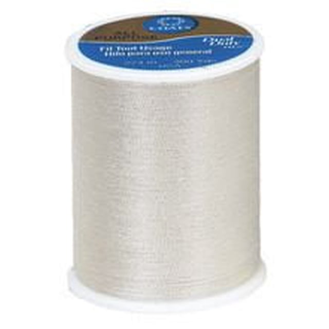 Coats & ClarkTM Fil Tout Usage 100 % Polyester, Bobine de 300 Yards en Blanc Cassé, Fil de Polyester corespun de Poids Moyen pour des Coutures Solides et Durables en Couture à la machine Ou à la Main sur Tissus Légers à Moyens, Convient aux Vêtements, à la Déco Maison, aux Bricolages et à la Courtepointe, Montré en Gros Plan à l'Avant avec une Étiquette Bleue sur le Dessus.