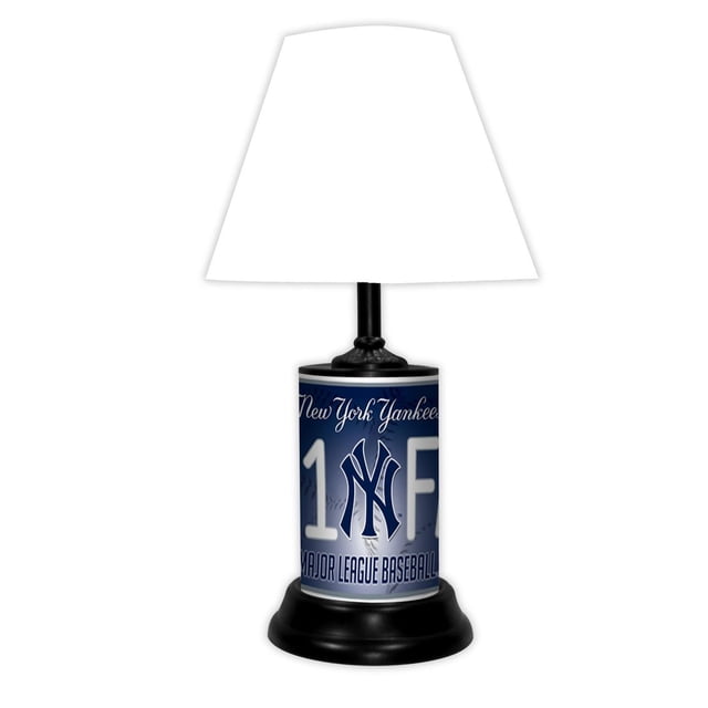 MLB Yankees de New York Table Lampe avec Abat-Jour Effilé Blanc et base Cylindrique Affichant le logo Officiel des Yankees de New York et des Graphiques de Baseball de Ligue Majeure en Bleu et Blanc, Support et base en Métal Noir avec Dessous en Feutre, 18 1/2 Pouces de Hauteur, Idéale pour les Grottes de Fans, les Chambres Ou les Bureaux.