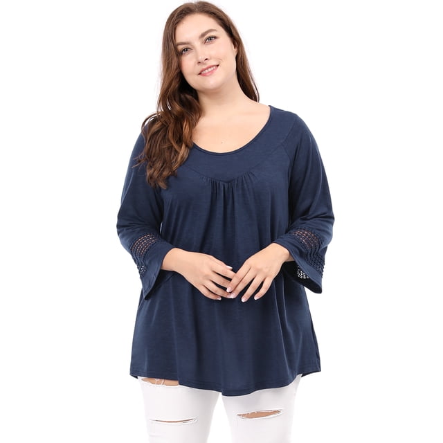 GRACE & GRANDEUR Hauts Décontractés pour Femmes Grande Taille à Manches Raglan Unies en Bleu, Taille 4X. une blouse Polyvalente Grande Taille Présentant une silhouette Ample, devant Plissé, Encolure Ronde et Manches Raglan Style Kimono avec Détails au crochet. Convient aux Sorties Décontractées Ou aux Réunions de Famille, Style avec jeans Blancs Déchirés.