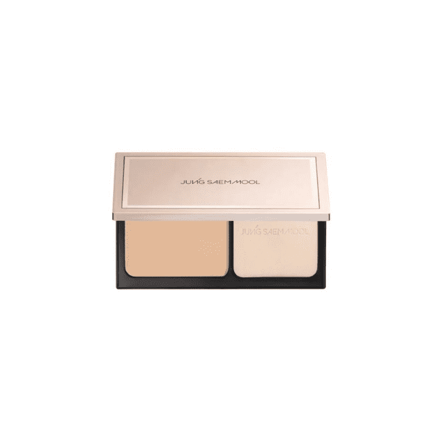 JUNGSAEMMOOL Masterclass Fond de Teint en Poudre 9,5 g - Photo de N2 Vanille Centrée, Orientée vers l'Avant d'Un compact Rond avec JUNGSAEMMOOL Marqué sur le Couvercle et un Bac à Poudre Vanille beige N2 visible, Montrant une surface Lisse, Finement Moulue et une Subtile texture Satinée; notes Couvrance Haute Densité, texture Crémeuse et Fini Longue Tenue, Souvent Utilisé pour les Retouches et la Mise en Place en Déplacement.