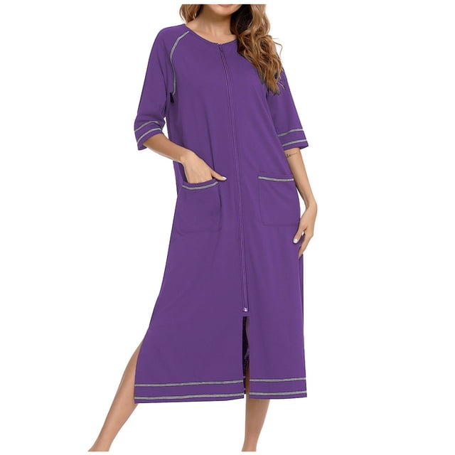 Yievot Robe de Maison pour Femmes Longue à Fermeture Éclair devant, Robes de Nuit avec Poches, Tenue d'Intérieur d'Une Couleur Violet Vif. Ce Vêtement de Nuit pour Femmes Présente une Longue Fermeture Éclair, Deux Poches avant et des accents de Garniture Grise sur les Manches et l'Ourlet. Fabriqué en Mélange de Coton, polyester et spandex, Il Offre une Sensation Douce et Moelleuse Idéale pour Se Détendre, le Confort après la Douche Ou comme Robe de Nuit. Conçu pour la Facilité de Mouvement et la Durabilité, Il Conserve Sa Douceur après Plusieurs Lavages.